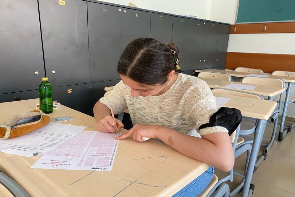 Bayraklı Belediyesi Sosyal Etkinlik Merkezi, b&uuml;nyesinde &uuml;cretsiz eğitim g&ouml;ren &ouml;ğrencilerine