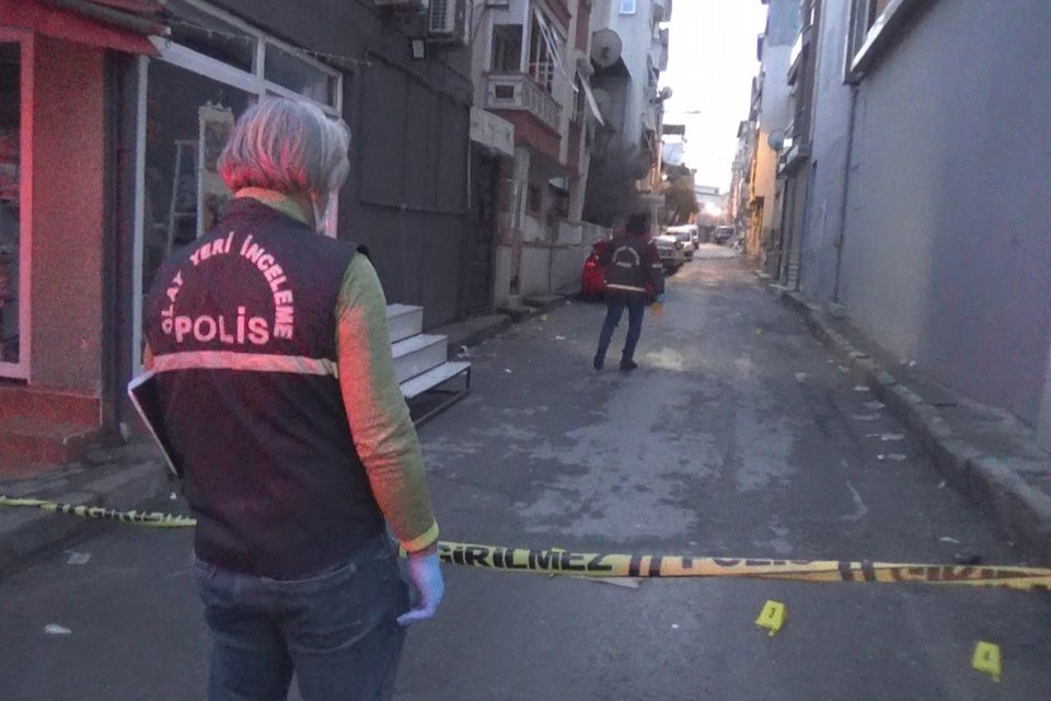 İzmir'in Karabağlar ilçesinde, bir kişi sosyal medya üzerinde tartıştığı kişiye