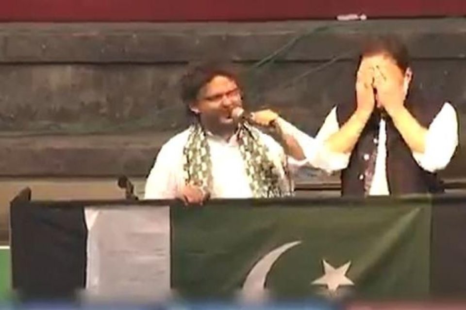 Pakistan'da d&uuml;zenlenen bir mitingde eski başbakan Han'ın &ccedil;ekilen g&ouml;r&uuml;nt&uuml;leri hem