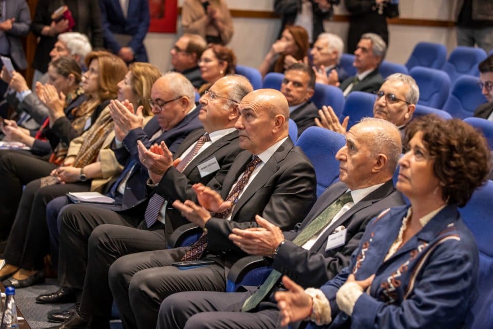 Yaşar &Uuml;niversitesi'nde d&uuml;zenlenen İzmir İktisat Kongresi 100. Yıl Toplantıları'nda konuşan