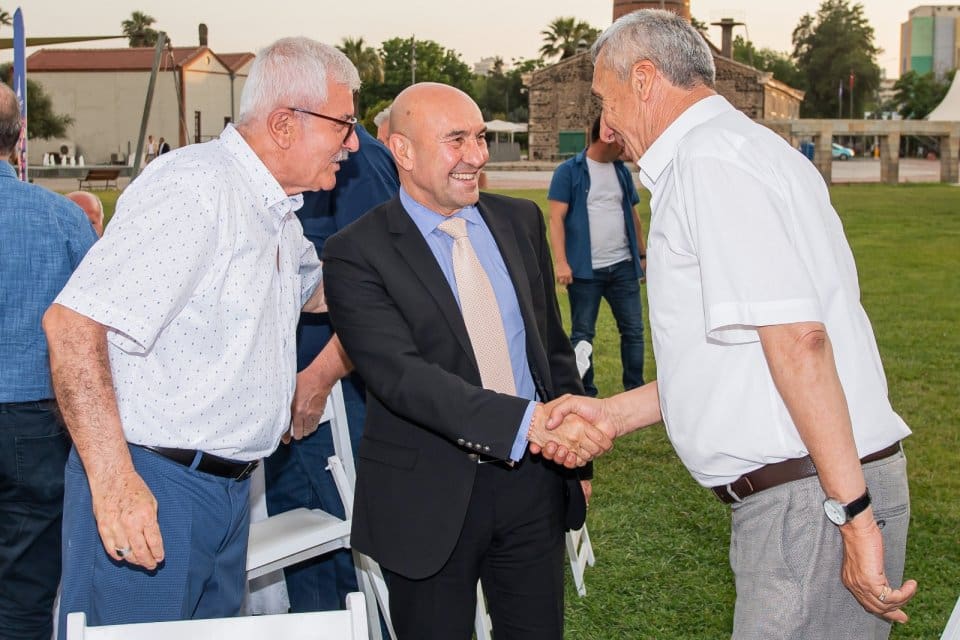 İzmir B&uuml;y&uuml;kşehir Belediye Başkanı Tun&ccedil; Soyer, İzmir&rsquo;deki Balkan g&ouml;&ccedil;menleriyle bir