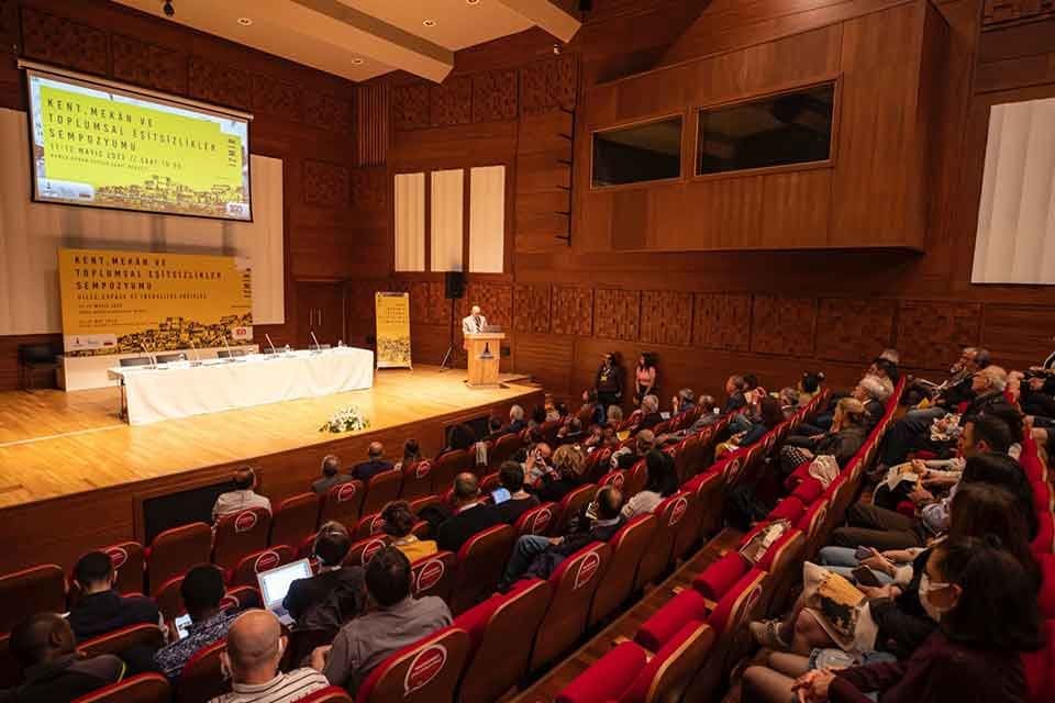 İzmir B&uuml;y&uuml;kşehir Belediye Başkanı Tun&ccedil; Soyer, İzmir Akdeniz Akademisi tarafından