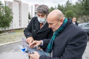 İzmir Büyükşehir Belediye Başkanı Tunç Soyer, yağışların etkisiyle Narlıdere’de istinat