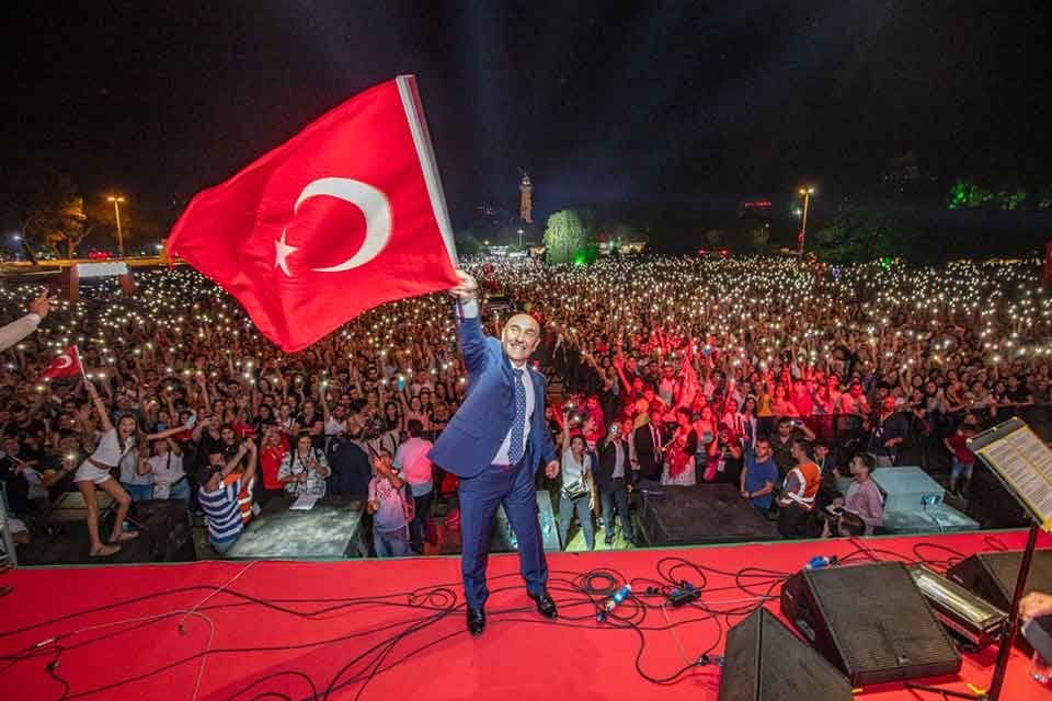 İzmir B&uuml;y&uuml;kşehir Belediye Başkanı Tun&ccedil; Soyer 2022&rsquo;nin son g&uuml;n&uuml;nde yeni