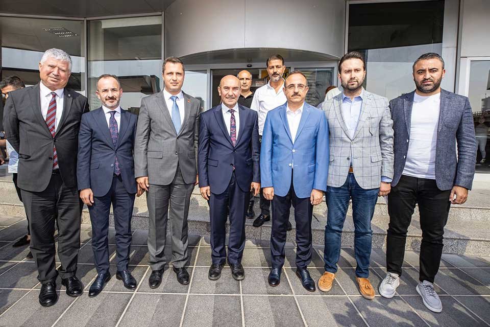 İzmir B&uuml;y&uuml;kşehir Belediyesi Başkanı Tun&ccedil; Soyer'in beraberinde CHP İzmir İl