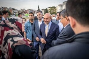 İzmir B&uuml;y&uuml;kşehir Belediye Başkanı Tun&ccedil; Soyer, Acil &Ccedil;&ouml;z&uuml;m Ekipleri ile