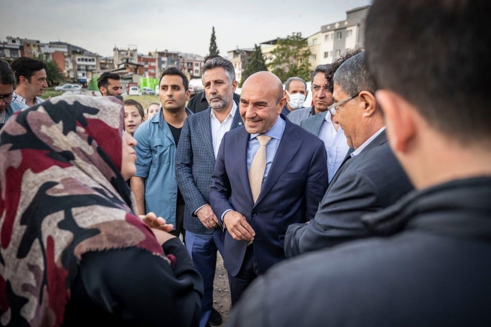 İzmir B&uuml;y&uuml;kşehir Belediye Başkanı Tun&ccedil; Soyer, Acil &Ccedil;&ouml;z&uuml;m Ekipleri ile