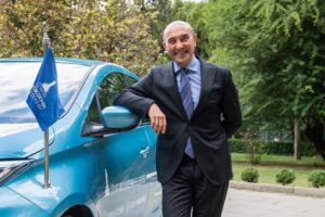 Makam aracını yüzde 100 elektrikli bir modelle değiştiren Başkan Soyer,