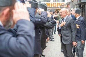 İzmir B&uuml;y&uuml;kşehir Belediye Başkanı Tun&ccedil; Soyer, g&uuml;n&uuml;n&uuml; şehit aileleri ve