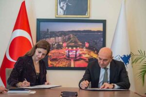 İzmir B&uuml;y&uuml;kşehir Belediye Başkanı Tun&ccedil; Soyer, T&uuml;rkiye genelinde gen&ccedil;lerin kişisel