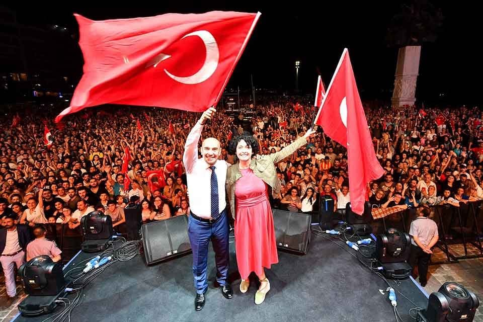 İzmir B&uuml;y&uuml;kşehir Belediyesi, İstiklal Marşı&rsquo;nın kabul&uuml;n&uuml;n 101. yıld&ouml;n&uuml;m&uuml; nedeniyle anma