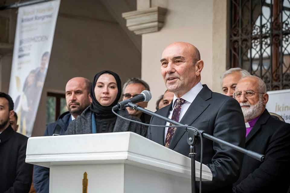İzmir B&uuml;y&uuml;kşehir Belediyesi tarafından &ldquo;Geleceğin T&uuml;rkiyesi'ni inşa ediyoruz&rdquo; sloganı ile
