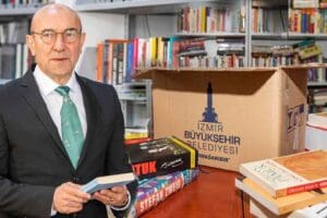 İzmir B&uuml;y&uuml;kşehir Belediye Başkanı Tun&ccedil; Soyer&rsquo;in 200 kitap bağışıyla başlattığı