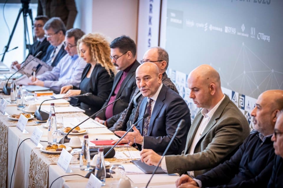 İzmir B&uuml;y&uuml;kşehir Belediyesi'nin d&uuml;zenleyeceği İkinci Y&uuml;zyılın İktisat Kongresi i&ccedil;in hazırlıklar