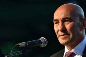 İzmir Büyükşehir Belediyesi'nin Örnekköy Kentsel Dönüşüm Temel atma töreninde konuşan