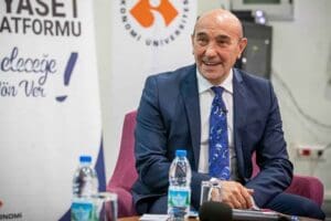 İzmir B&uuml;y&uuml;kşehir Belediye Başkanı Tun&ccedil; Soyer, İzmir Ekonomi &Uuml;niversitesi &ouml;ğrencileriyle