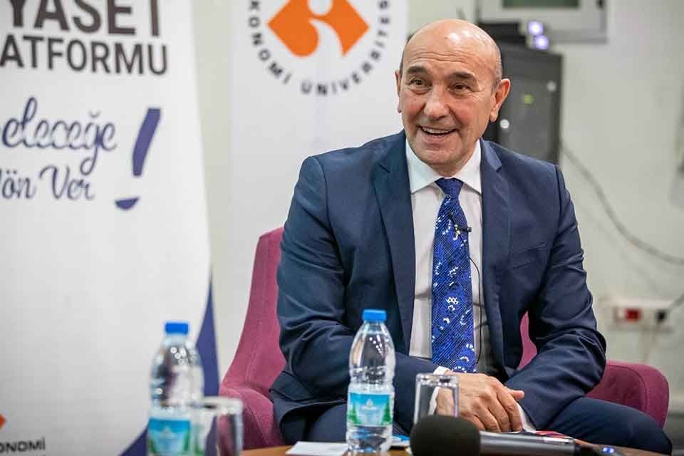 İzmir B&uuml;y&uuml;kşehir Belediye Başkanı Tun&ccedil; Soyer, İzmir Ekonomi &Uuml;niversitesi &ouml;ğrencileriyle