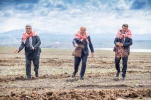 İzmir B&uuml;y&uuml;kşehir Belediye Başkanı Tun&ccedil; Soyer, Kars&rsquo;ın Susuz il&ccedil;esinde &uuml;reticilere
