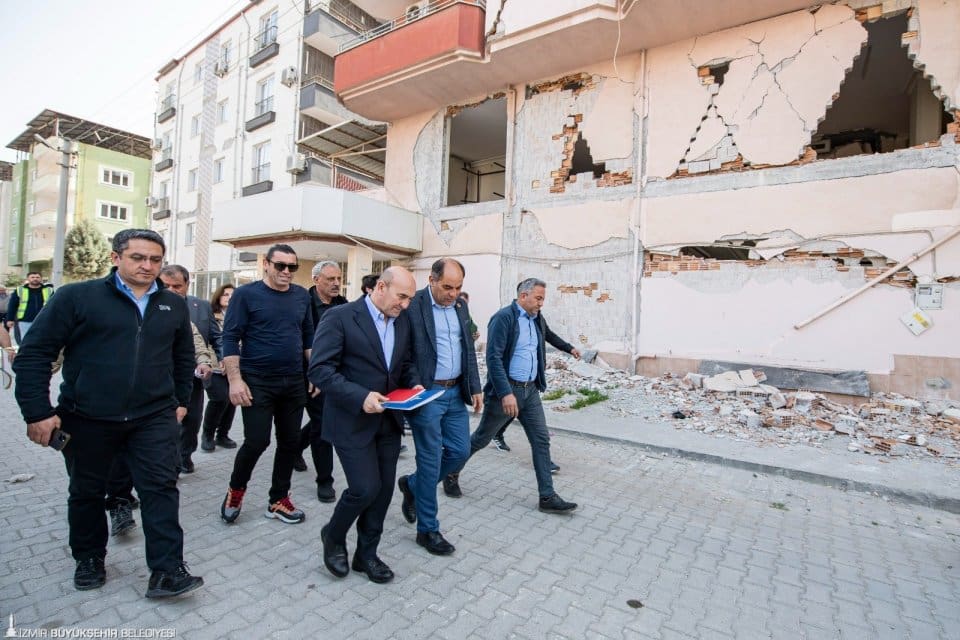 İzmir B&uuml;y&uuml;kşehir Belediye Başkanı Tun&ccedil; Soyer, Osmaniye&rsquo;deki konutları hasar g&ouml;ren