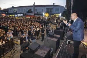 &Ccedil;eşme Belediyesi tarafından d&uuml;zenlenen, Ala&ccedil;atı Ot Festivali başladı. İzmir B&uuml;y&uuml;kşehir