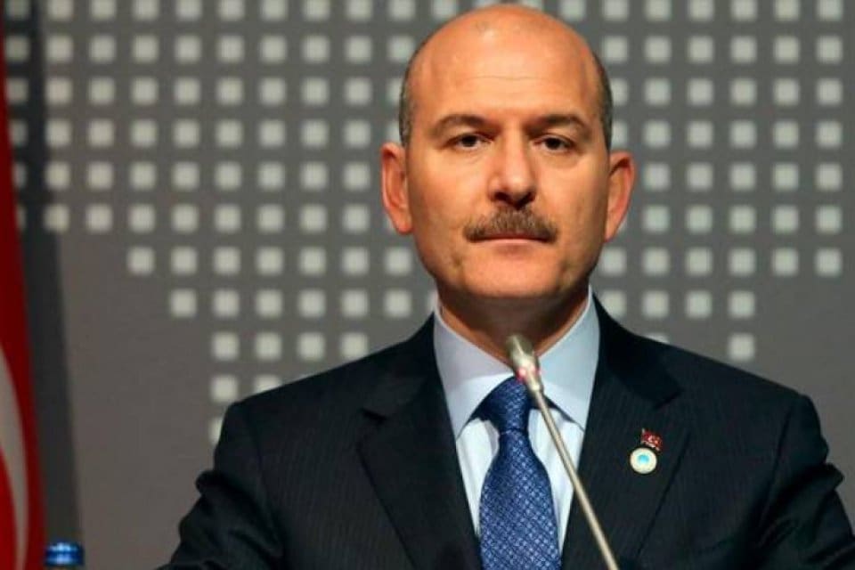 İ&ccedil;işleri Bakanı S&uuml;leyman Soylu, TİP&rsquo;li vekillere birinci Boğaz k&ouml;pr&uuml;s&uuml;ne pankart