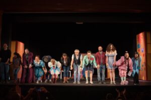 Salonu dolduran minikler oyunu ilgiyle izledi. İzmir Büyükşehir Belediyesi Şehir