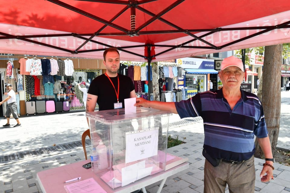 ​&Ccedil;iğli Belediyesi tarafından, &ldquo;Mahalle Bizim Karar Hepimizin&rdquo; sloganıyla kurulan sandıklara