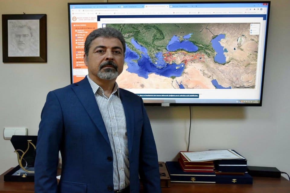 İzmir'deki Dokuz Eyl&uuml;l &Uuml;niversitesi (DE&Uuml;) Deprem Araştırma ve Uygulama Merkezi