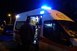 İzmir'in Bornova ilçesinde, cadde üzerinde karşılaşan iki kişinin sözlü tartışması