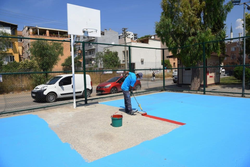 Bornova Belediyesi, basketbol sahalarını baştan aşağı yeniliyor. Ge&ccedil;tiğimiz g&uuml;nlerde start