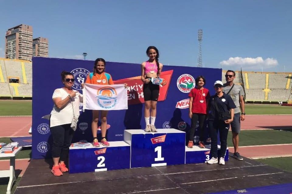 Bayraklı Belediyesi, sportif başarılarına yenilerini eklemeye devam ediyor. Bir&ccedil;ok alanda