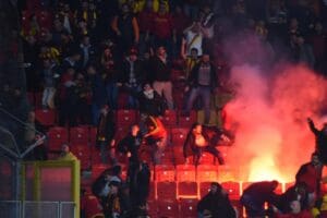 G&ouml;ztepe- Altay arasında oynanan, bir taraftarın korner bayrağı direkli saldırısına
