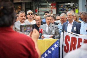 Binlerce Boşnak'ın katledildiği Srebrenitsa Katliamı’nda yaşamını yitirenleri anmak için düzenlenen