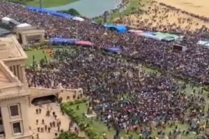 Sri Lanka'nın ticaret merkezi Kolombo'da binlerce protestocu polis barikatlarını aştı,