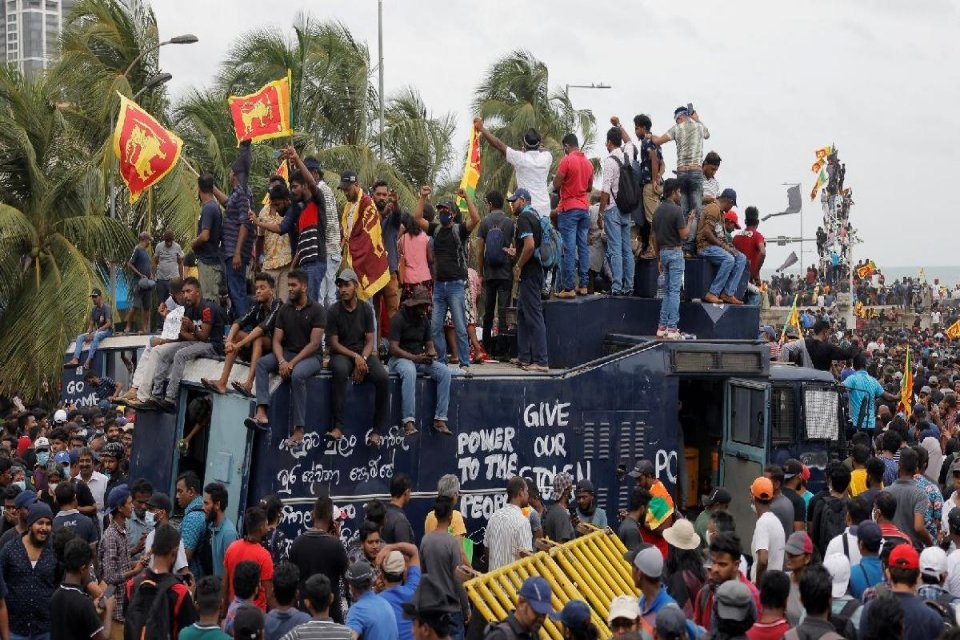 Sri Lanka tarihinin en k&ouml;t&uuml; ekonomik krizini yaşarken &uuml;lkede yakıt,