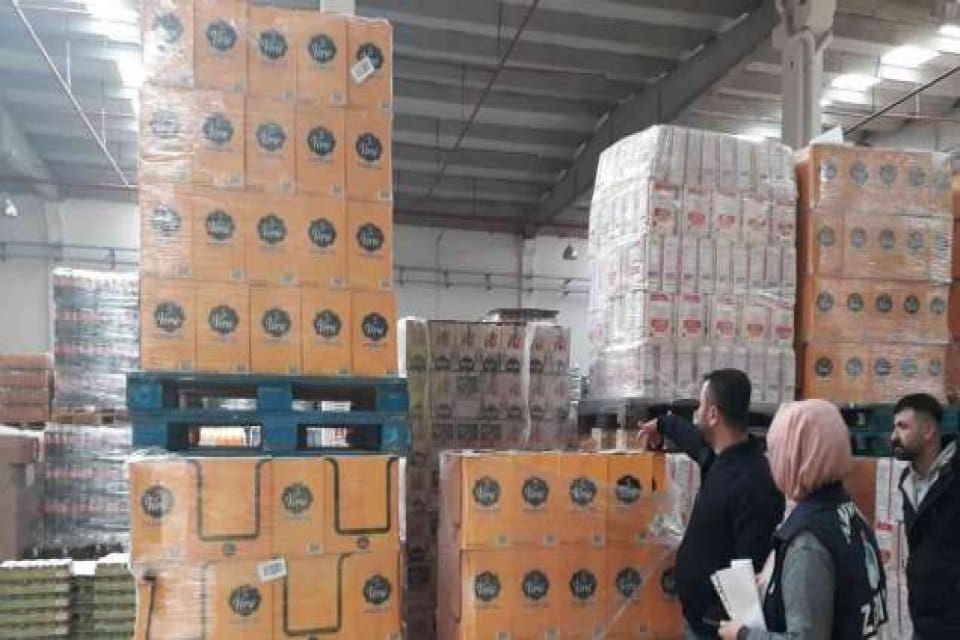 Diyarbakır&rsquo;da zabıta ekipleri, marketlerin depolarına yaptıkları baskında stoklanmış yaklaşık 10