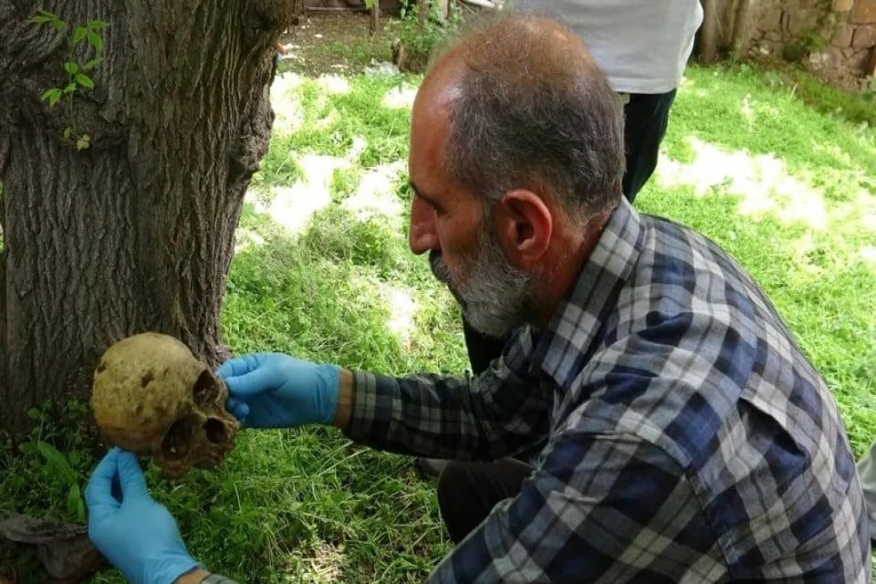 Erzurum'da su arızası i&ccedil;in yapılan kazıda, kafatası ve kemik par&ccedil;aları