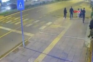 Mersin'de, iki arkadaşıyla kaldırımda y&uuml;r&uuml;yen Hatice Aslan'ı&nbsp; motosikletten attıkları i&ccedil;i