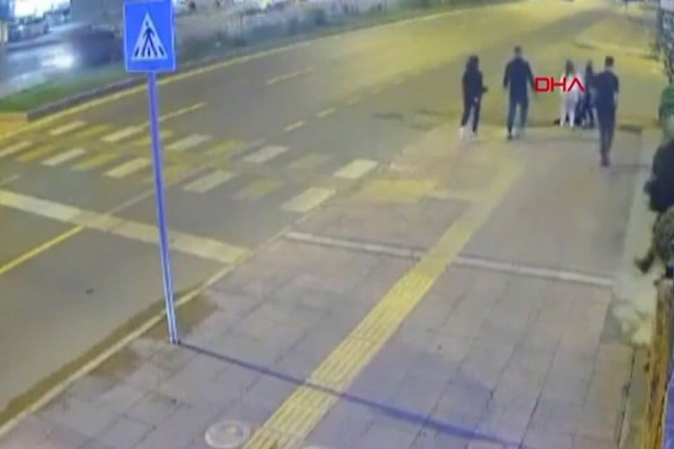 Mersin'de, iki arkadaşıyla kaldırımda y&uuml;r&uuml;yen Hatice Aslan'ı&nbsp; motosikletten attıkları i&ccedil;i