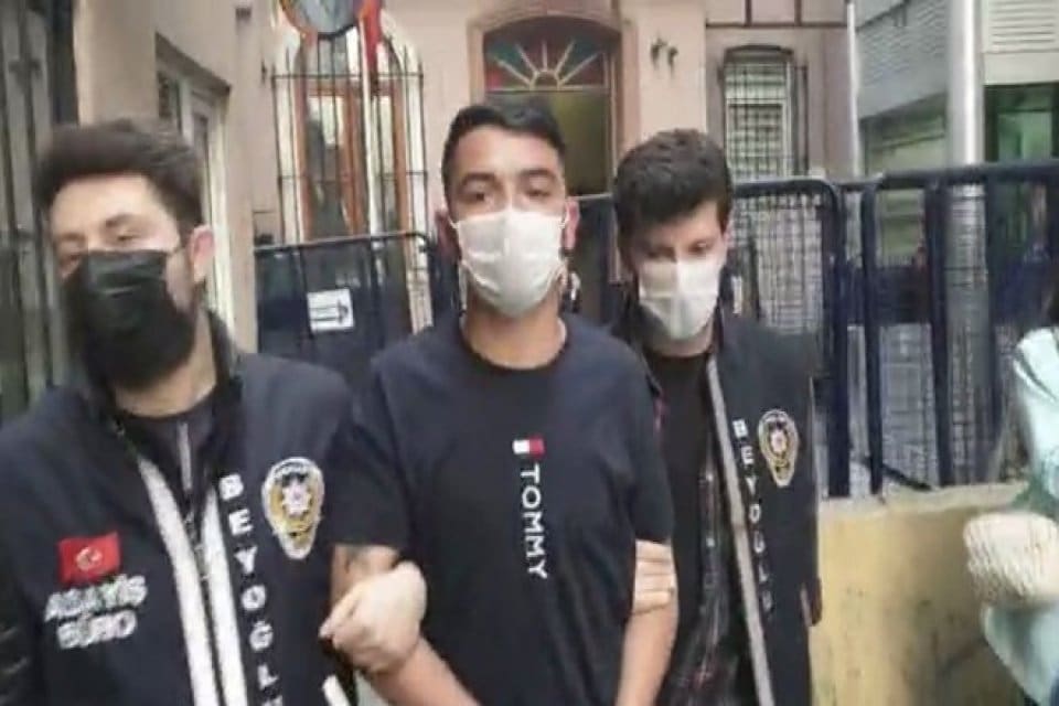 İstanbul Beyoğlu'nda 19 yaşındaki bir kişi, kendisine su vermeyen 26