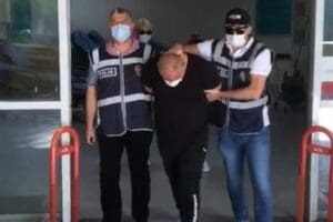 İzmir'de, polisin dolandırıcılık ve gasp su&ccedil;larına karıştıkları tespit edilen bir