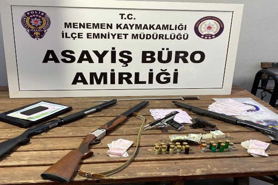 İzmir'in Menemen il&ccedil;esinde, polis ekiplerince su&ccedil; &ouml;rg&uuml;t&uuml;ne y&ouml;nelik 5 adrese