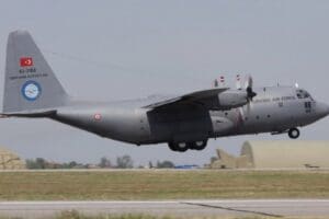Başkent Hartum yakınlarındaki havalimanına yaklaşan C-130 askeri kargo u&ccedil;ağına paramiliter