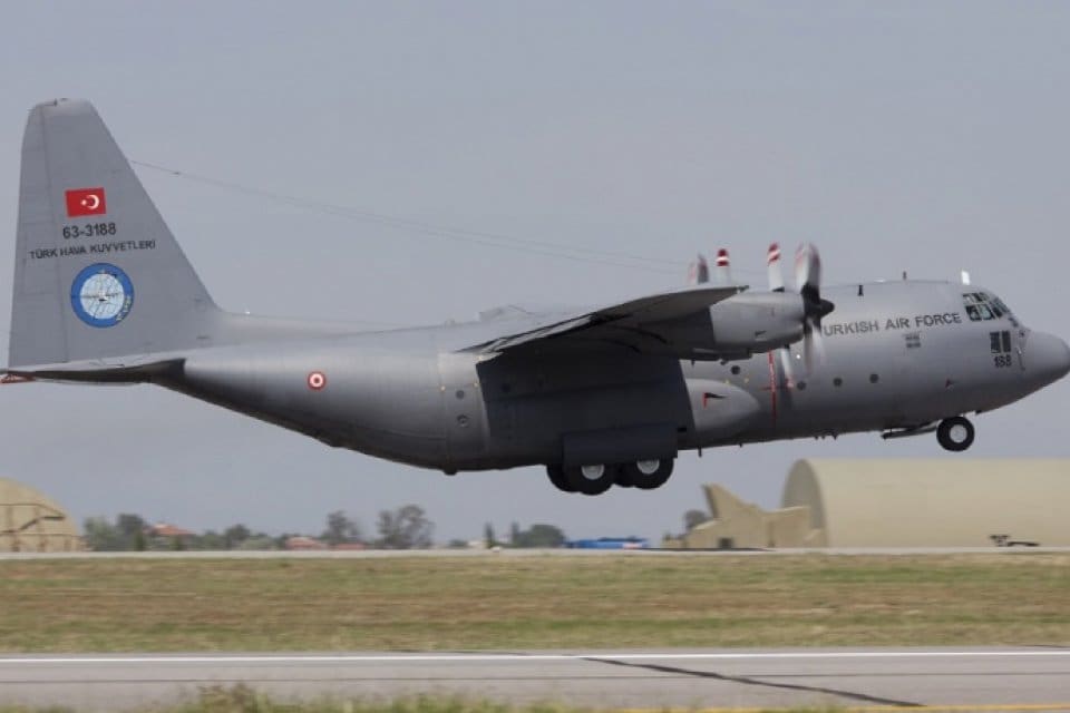 Başkent Hartum yakınlarındaki havalimanına yaklaşan C-130 askeri kargo u&ccedil;ağına paramiliter