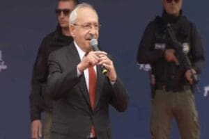 Millet İttifakı&nbsp;umhurbaşkanı adayı&nbsp;Kemal Kılı&ccedil;daroğlu, bug&uuml;n d&uuml;zenlenen Samsun mitinginde &ccedil;elik yelek