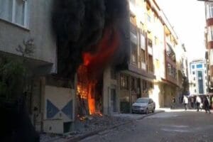 Sultangazi'de 5 katlı binanın alt katındaki iş yerinde yangın &ccedil;ıktı.
