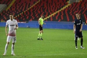 Gaziantep FK – Kasımpaşa m&uuml;cadelesinde hakem Halis &Ouml;zkahya, 9 dakika