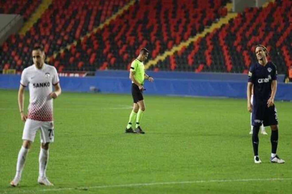 Gaziantep FK – Kasımpaşa m&uuml;cadelesinde hakem Halis &Ouml;zkahya, 9 dakika