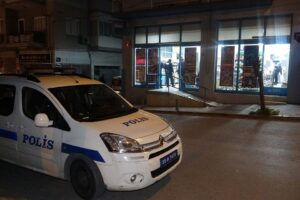 İzmir’in Bornova ilçesinde, bir şüpheli tabanca ile süper market zincirine