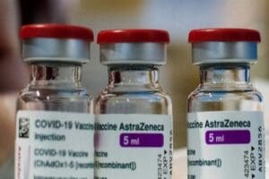 Avusturyalı yetkililer Oxford/AstraZeneca tarafından geliştirilen koronavir&uuml;s aşısını olduktan sonra bir